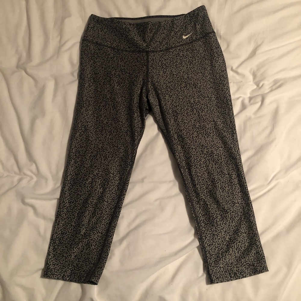 Nike Cropped Leggings - Picture 2 of 7
